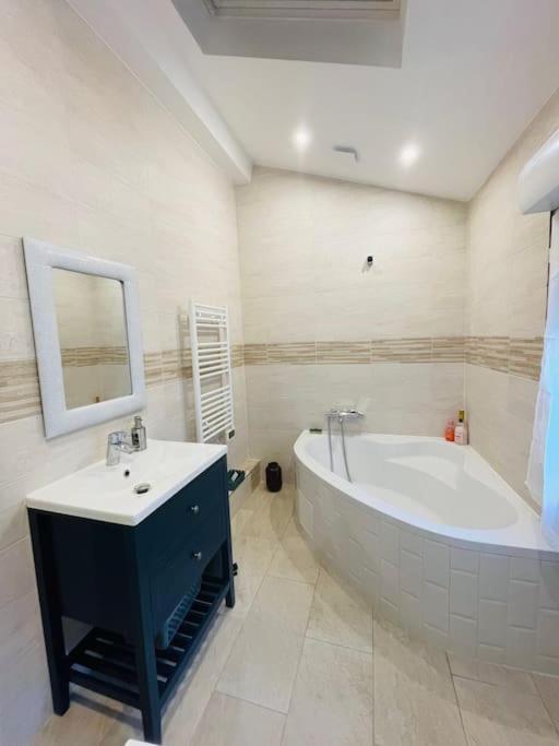Orly Shelter Apartment ภายนอก รูปภาพ